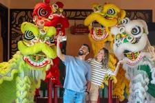 Du khách quốc tế thăm Bảo tàng Lân Sư Rồng đặt tại Nhà ga Hội An 2 – khu du lịch Sun World Ba Na Hills