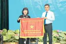 TS. Nguyễn Mai Lan, Chủ tịch Hội đồng trường Trường ĐH Nguyễn Tất Thành đón nhận Cờ thi đua Chính phủ vì thành tích xuất sắc trong năm học 2024-2025