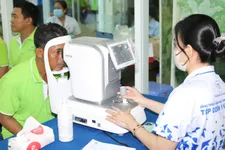 Người lao động Công ty TNHH Xử lý chất thải Việt Nam (VWS) được khám mắt trong chương trình chăm sóc sức khỏe định kỳ dịp Tháng Công nhân 2026