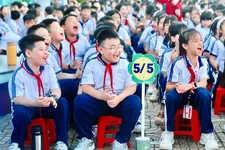 Các em học sinh thích thú khi tham gia chương trình. Ảnh: HOÀNG VY 