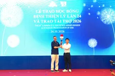 Ông Albert Ting, Ủy viên Hội đồng Quản lý Quỹ Đinh Thiện Lý thực hiện nghi thức trao ngọn lửa tri thức đến các sinh viên