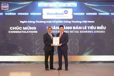 Ông Trần Công Quỳnh Lân, Phó Tổng Giám đốc phụ trách Khối Bán lẻ VietinBank nhận giải thưởng Ngân hàng bán lẻ tiêu biểu 2026