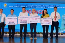 Ban lãnh đạo Công ty XSKT Thành phố Hồ Chí Minh gồm ông Nguyễn Quốc Chiến - Chủ tịch HĐTV (ngoài cùng bìa phải) và ông Trương Vĩnh Tùng - Bí thư Đảng ủy, Tổng Giám đốc (ngoài cùng bìa trái) trao bảng tượng trưng đóng góp hơn 20 tỷ đồng cho các hoạt động từ thiện - xã hội vào cuối năm 2025 vừa qua