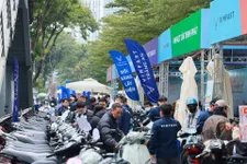 Xe xăng cũ xếp hàng chờ thẩm định trong ngày đầu VinFast “Đổi xăng lấy điện” tại Hà Nội