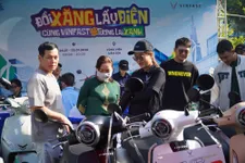 Người dùng TPHCM hào hứng trải nghiệm, quyết định lên đời xe điện VinFast ngay trong ngày