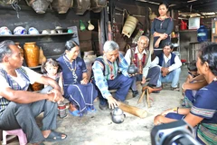 Già làng Đa Cát Tư giới thiệu vật dụng trong sinh hoạt truyền thống của người M’nông