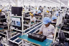 Xuất khẩu điện thoại và linh là nhóm hàng xuất khẩu chiếm tỷ trọng lớn trong tổng kim ngạch xuất khẩu 8 tháng đầu năm. Ảnh: TTXVN kiện
