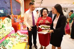 Doanh nghiệp đang giới thiệu sản phẩm tại tuần lễ