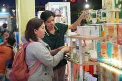 Người dân tìm hiểu về các sản phẩm OCOP vào tối 29-6
