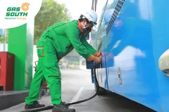Nhân viên vận hành chuẩn bị nạp khí CNG vào xe buýt