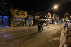 Cơ quan chức năng tiến hành phun xịt khử trùng tại khu vực nhà chị B.T.T