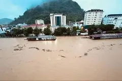 Nước lũ mênh mông ở TP Hà Giang sáng 10-6