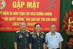 Người phi công không có quân phục 