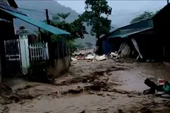 Nước lũ cuồn cuộn đổ về các xã ở tỉnh Điện Biên sáng 1-8