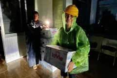 Người dân ở xã Tuy An Đông (tỉnh Đắk Lắk) nhận hàng cứu trợ. Ảnh do Cục QLĐPCTT cung cấp