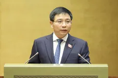 Bộ trưởng Bộ Tài chính Nguyễn Văn Thắng báo cáo về việc tiếp thu, chỉnh lý dự thảo nghị quyết. Ảnh: QUANG PHÚC