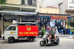 Lực lượng chức năng phường Hoàn Kiếm (Hà Nội) kiểm tra các hộ kinh doanh tái lấn chiếm vỉa hè