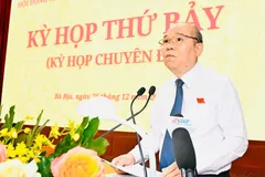 Phó Chủ tịch UBND TPHCM Trần Văn Bảy trình bày các tờ trình tại kỳ họp. Ảnh: VIỆT DŨNG
