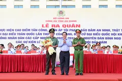 Ông Hồ Văn Mừng, Chủ tịch UBND tỉnh An Giang tặng hoa chúc mừng, động viên lực lượng Công an tỉnh