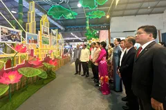 Các đại biểu tham quan Triển lãm Thành phố Hồ Chí Minh và các tỉnh, thành hữu nghị tại Savannakhet lần thứ 5. Ảnh: MINH DIỄM