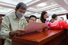 Người dân Thủ Thiêm nhận quyết định bố trí tái định cư