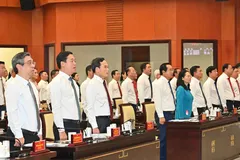 Các đại biểu thực hiện nghi thức chào cờ. Ảnh: VIỆT DŨNG