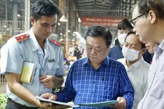 Bộ trưởng Bộ NN-PTNT Lê Minh Hoan (đứng giữa, mặc áo xanh) khảo sát tại khu rau quả chợ Bình Điền. Ảnh: HOÀNG HÙNG