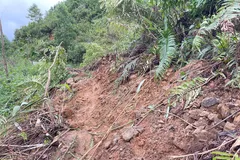 Khối đất đá đổ tràn xuống tuyến đường ĐH83 đoạn qua 2 thôn Đăk Pao và Đăk Panh khiến 2 thôn cô lập. Ảnh: NGUYỄN THỊ TÌNH