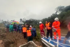 Vận chuyển lương thực, thực phẩm bằng đường thủy vào thôn Đăk Doa. Ảnh: ỦY BAN XÃ SƠN TÂY THƯỢNG