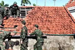 Lực lượng vũ trang giúp dân khắc phục hậu quả bão số 13