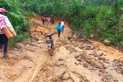 Tuyến đường lên thôn Trà Ôi bị sạt lở nghiêm trọng sau những trận mưa lớn. Ảnh: NGUYỄN TRANG