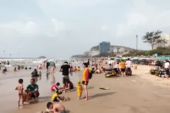 Đông đảo du khách đến Vũng Tàu tắm biển trong dịp nghỉ lễ Giỗ Tổ