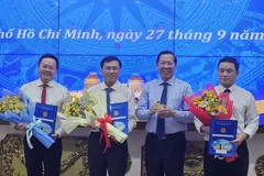 Chủ tịch Phan Văn Mãi trao quyết định cho ông Đinh Khắc Huy (bìa trái), Nguyễn Trung Anh (bìa phải) và Nguyễn Minh Nhựt