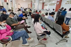 Người dân làm thủ tục đăng ký đất đai