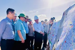 Ông Lương Minh Phúc báo cáo với bộ trưởng Trần Hồng Minh (thứ 2 từ trái sang)