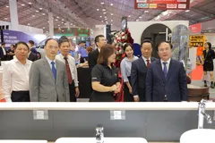 Thứ trưởng Bộ Xây dựng Nguyễn Văn Sinh (bìa phải) cùng các đại biểu tham quan các gian hàng