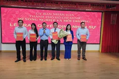 Giám đốc Nguyễn Toàn Thắng trao các quyết định