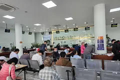 Người dân làm thủ tục đăng ký đất tại TPHCM