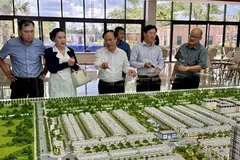 Lãnh đạo Bộ Xây dựng và Sở Xây dựng TPHCM khảo sát một số dự án nhà xã hội trên địa bàn.