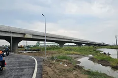 Cầu vượt thuộc dự án Vành đai 3 giao với QL 22 đang được thi công gấp rút (ảnh chụp ngày 13-10). Ảnh: Đỗ Trà Giang