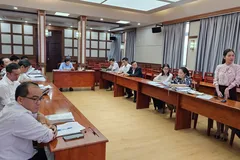 Tổ Công tác đang cho ý kiến đối với dự án của HDTC tại cuộc họp sáng 17-10. Ảnh: Đỗ Trà Giang