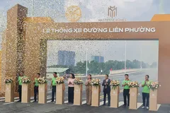 Các đại biểu cắt băng thông xe