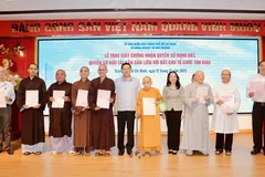 Giám đốc Sở Nông nghiệp-Môi trường Nguyễn Toàn Thắng và Phó Giám đốc Sở Dân tộc- Tôn giáo Đặng Thị Tuyết Mai trao giấy chứng nhận cho các cơ sở tôn giáo.