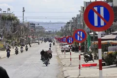Biển báo 'xếp lớp' trên quốc lộ 27, địa phương nói đúng quy định
