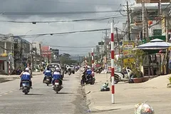 Tháo dãy biển báo 'xếp lớp' trên quốc lộ 27