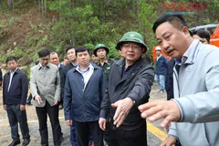 Phó Thủ tướng Hồ Quốc Dũng kiểm tra tại khu vực sạt lở trên đèo Mimosa, tỉnh Lâm Đồng, trưa 21-11. Ảnh: ĐOÀN KIÊN