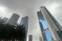 Cơn dông xuất hiện ở đường Phạm Hùng (Hà Nội) lúc 12 giờ ngày 14-8. Ảnh: PHÚC HẬU