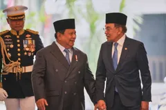 Tổng thống Indonesia Prabowo Subianto (trái) với Thủ tướng Malaysia Anwar Ibrahim (phải) trong cuộc gặp tại Cung điện Merdeka của Jakarta. Ảnh: CNA