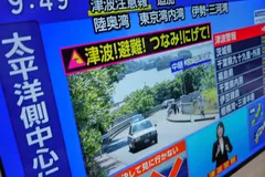 Cảnh báo sóng thần trên truyền thông ở Yokohama, gần Tokyo, sau khi Nhật Bản ban hành cảnh báo sau trận động đất mạnh ngoài khơi bán đảo Kamchatka. Ảnh: City News