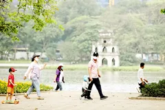 Một Hà Nội vắng vẻ và bình yên trong ngày 30-4. Ảnh: VIẾT CHUNG